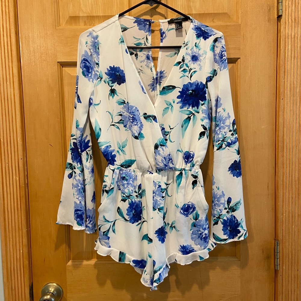 Forever 21 Blue & White Floral Romper - Size Small